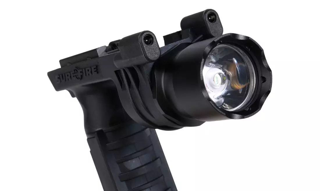 Lampe tactique à LED M910 noir - dr6-airsoft.fr